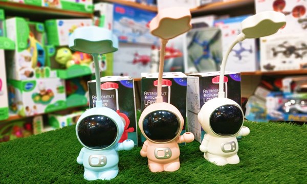 چراغ مطالعه طرح فضانورد با قابلیت تراش کردن_اسباب بازی اتاق کودک