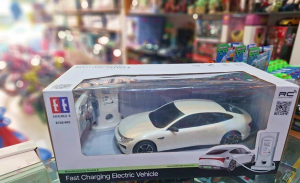 ماشین کنترلی E7 موزیکال و چراغدار با ایستگاه شارژ کد 003-725 رنگ سفید_اسباب بازی ماشین کنترلی