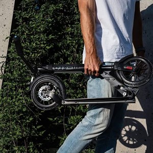 اسکوتر جمع شو متروپولیتن شهری دلوکس مایکرو مدل Micro - Metropolitan Deluxe Black - The lightweight Scooter - Ideal for Adults_اسکوتر