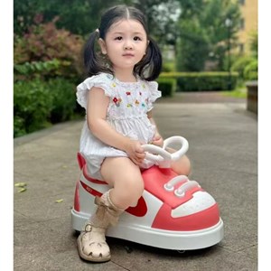 چهار چرخ موزیکال و چراغدار کودک طرح کتانی نایک رنگ صورتی_اسباب بازی دوچرخه