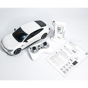 ماشین کنترلی E7 موزیکال و چراغدار با ایستگاه شارژ کد 003-725 رنگ سفید_اسباب بازی ماشین کنترلی