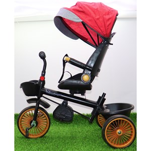 سه چرخه فلزی با سایه بان رنگ قرمز