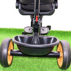 سه چرخه فلزی با سایه بان رنگ قرمز